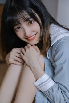 他把手探进我的衣服下摆